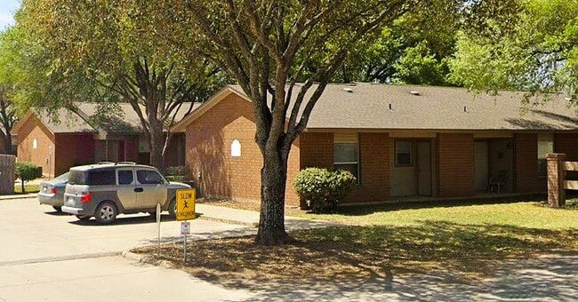 Building Photo - 606 E Kennedy Ave