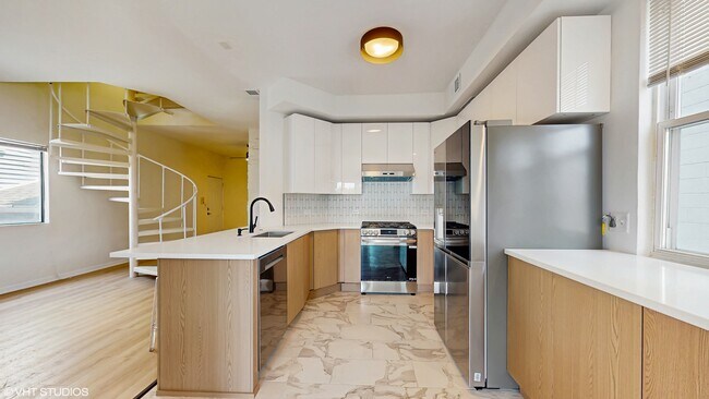 Foto del edificio - 2430 N Southport Ave