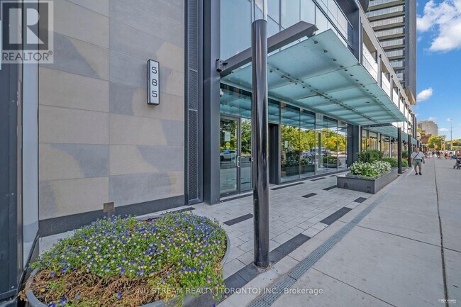 Photo du bâtiment - 585-585 Bloor St E