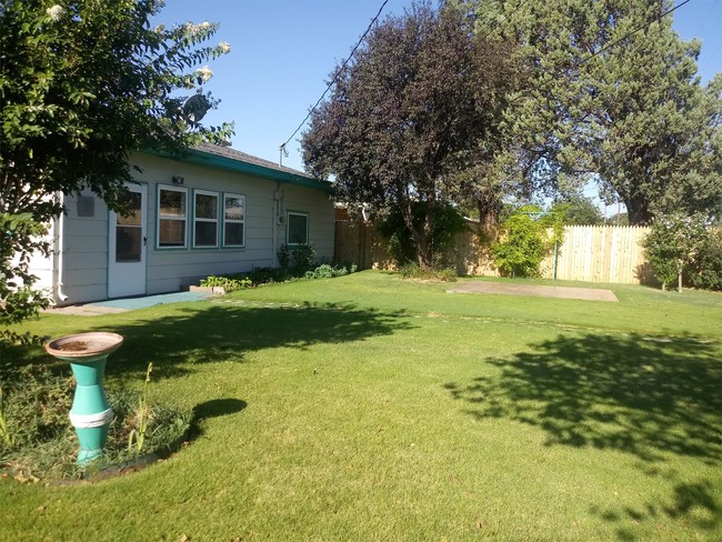 Building Photo - 108 Sandia Dr