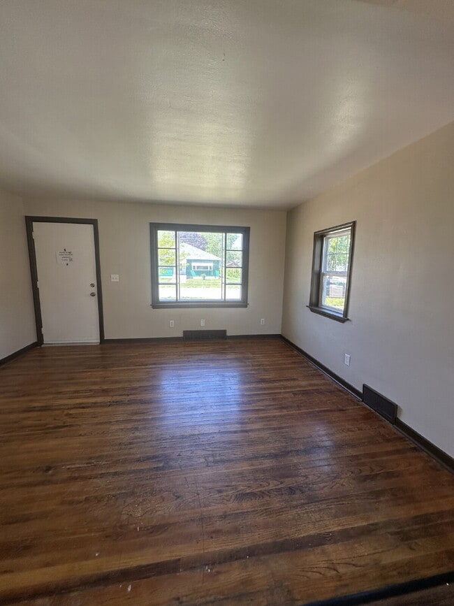 Building Photo - 1346 Kenwood Ave