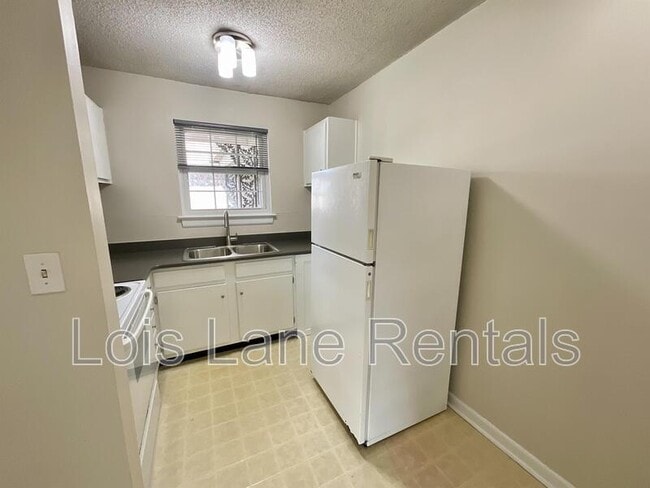 Building Photo - 867 Colony Dr