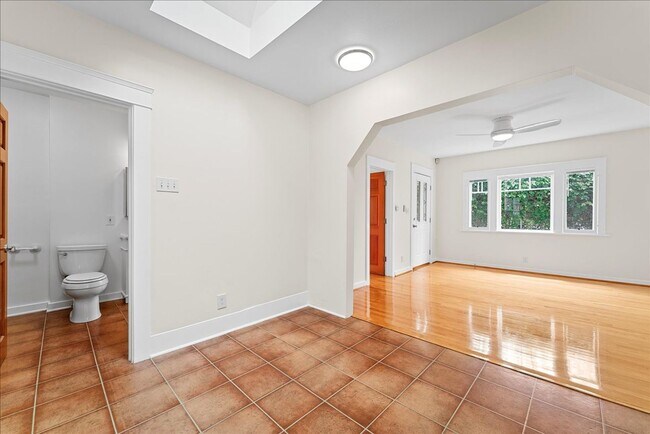Building Photo - Cottage Style Apartment - Two blocks from ...