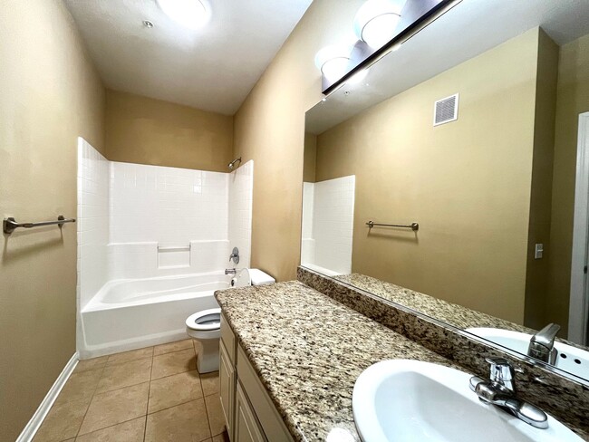 Building Photo - Perfectly located 1 bedroom condo availabl...