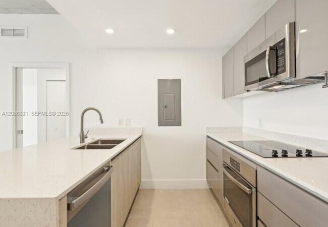 Building Photo - 13800 Highland Dr