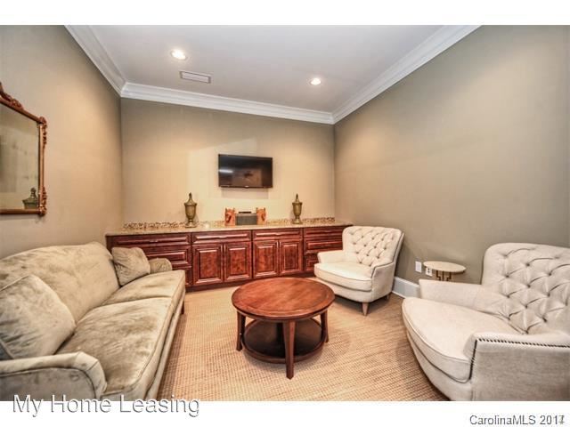 Foto del edificio - 2100 Queens Rd E