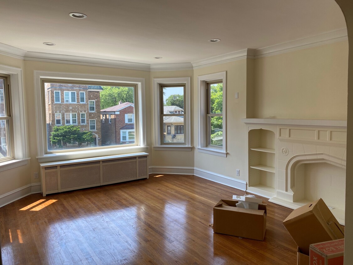 Living room - 1744 E 84th Pl