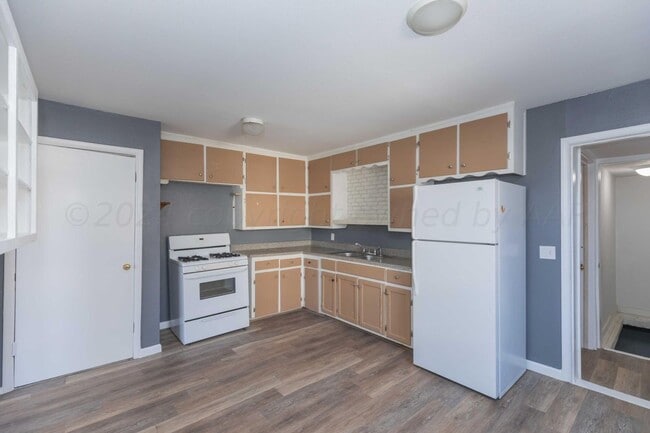 Building Photo - 3-bedroom 1 bathroom home available for rent.