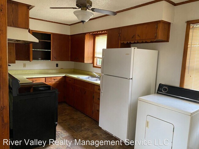 Building Photo - 3 br, 1 bath House - 110 State St