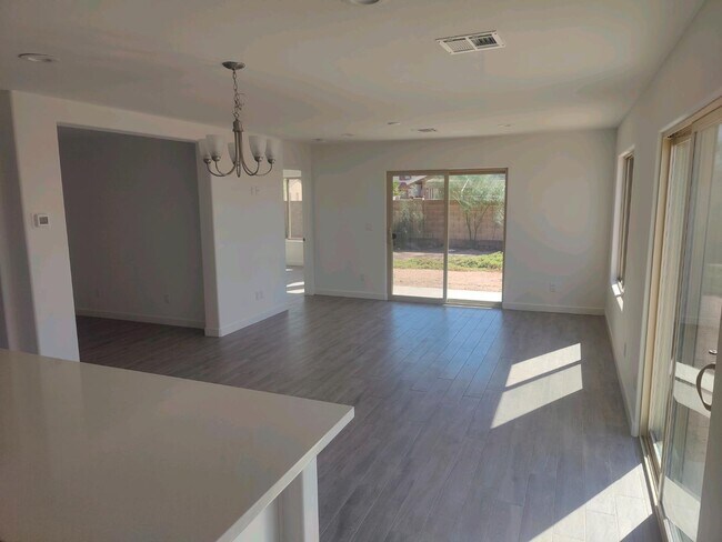 Foto del edificio - 9543 W Troy Dr