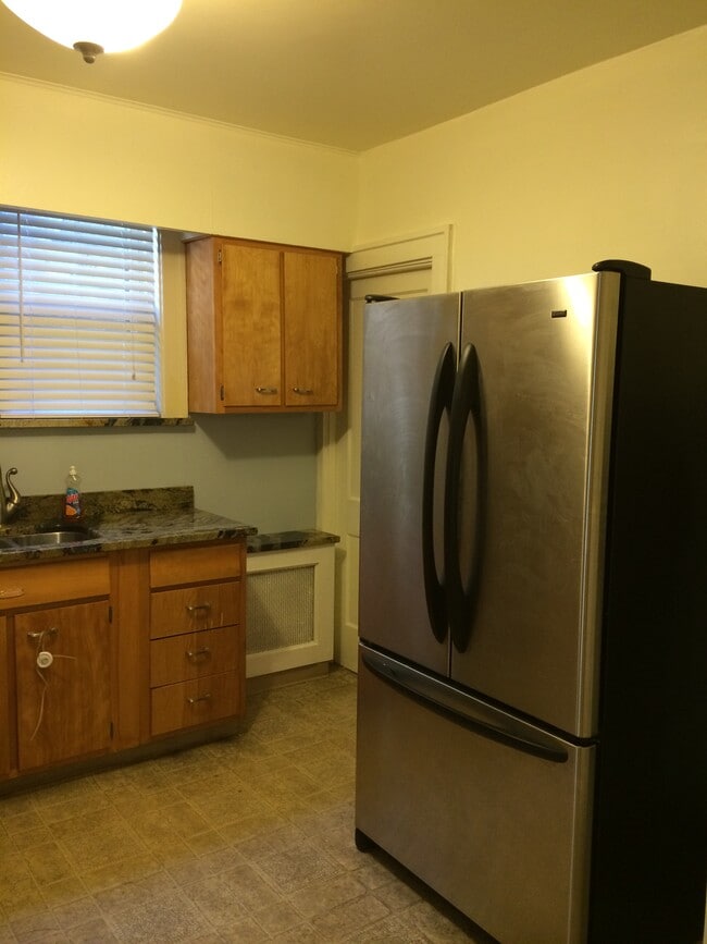 Building Photo - 2576 Beechwood Blvd