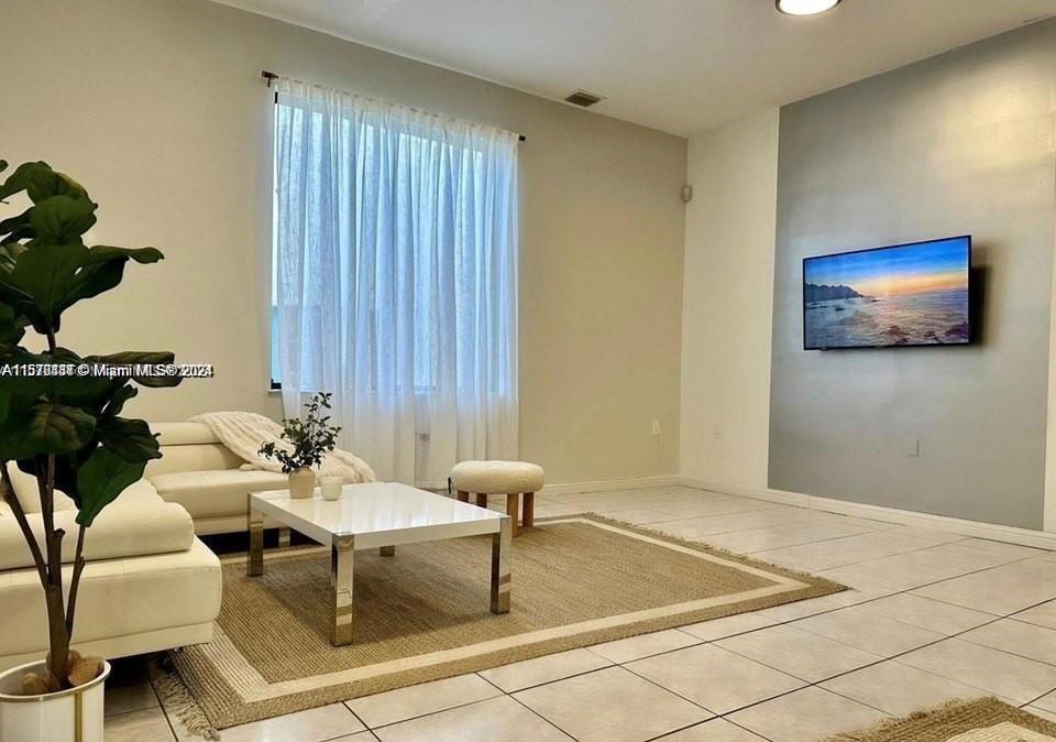Foto principal - 8119 Harding Ave