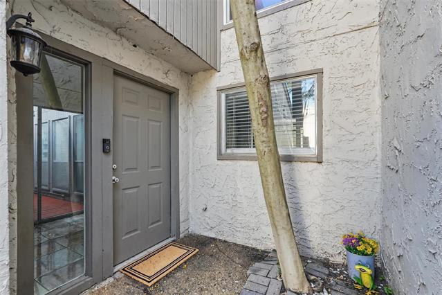 Foto del edificio - 9826 Bent Branch Ln