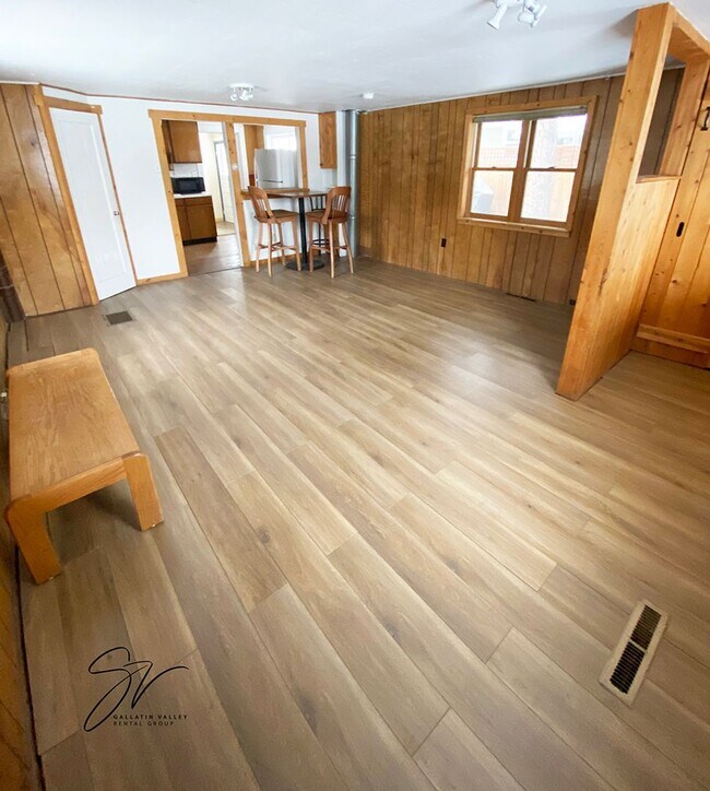 Building Photo - Cute Single Family Detached Home with Fenc...