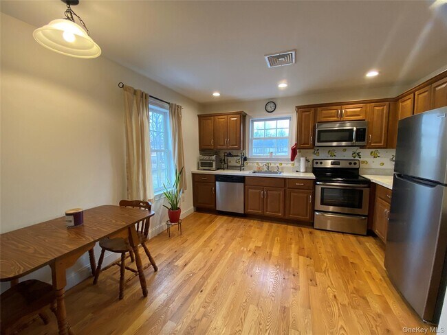 Foto del edificio - 27 N Main St