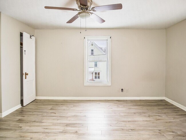 Foto del edificio - Updated home with fenced in yard