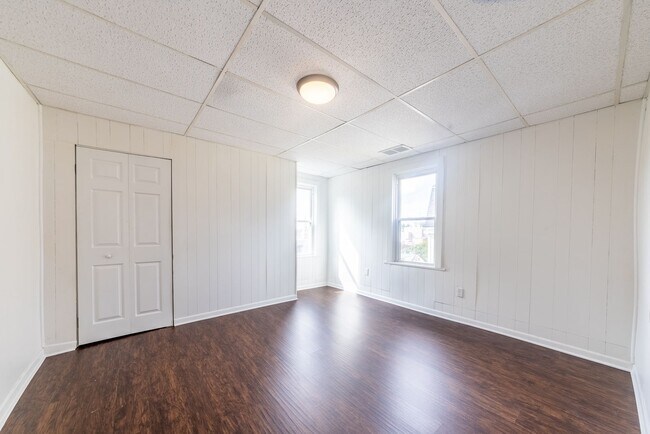 Foto del edificio - AVAILABLE APRIL 2026 - Completely updated 3 bedroom, 2 bath home w/ Central AC!