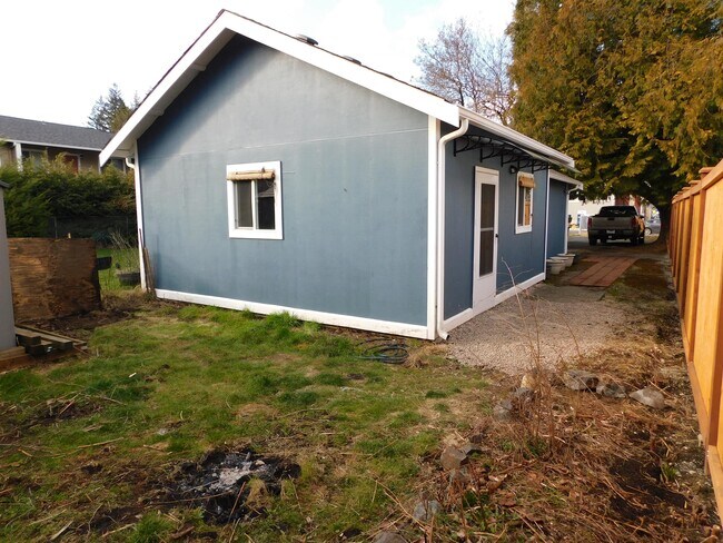 Building Photo - 323 E Park St