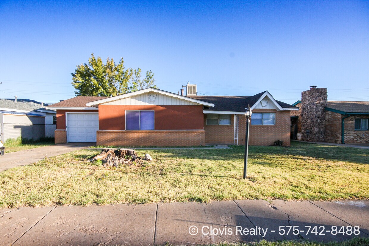 Front of House - 1004 W Manana Blvd