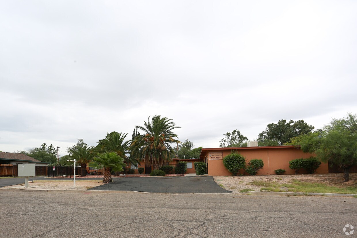 Foto del edificio - 4902-4910 E 1st St