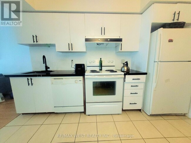 Building Photo - 60 Heintzman St