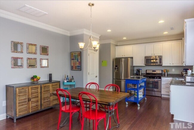 Building Photo - Elegant 3BD, 2BA Raleigh Home Near Shoppin...