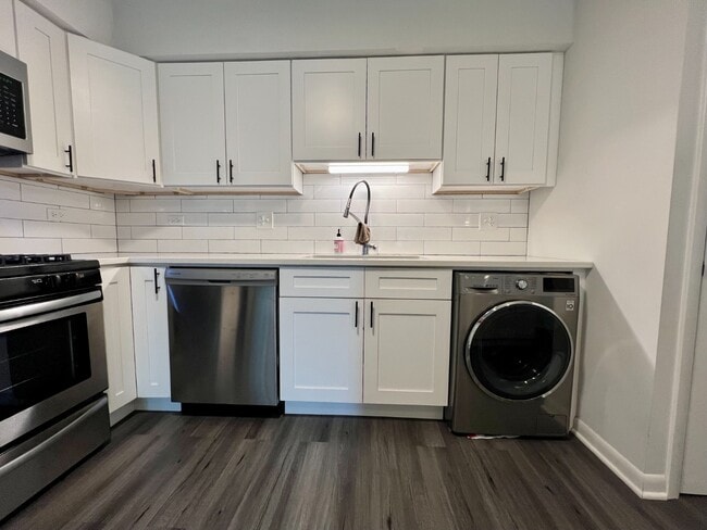 Building Photo - Spacious 4 Bed in Downtown La Grange | Parking Included | Pet Friendly