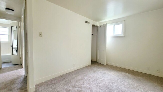 Building Photo - 1516 E. Fox St.