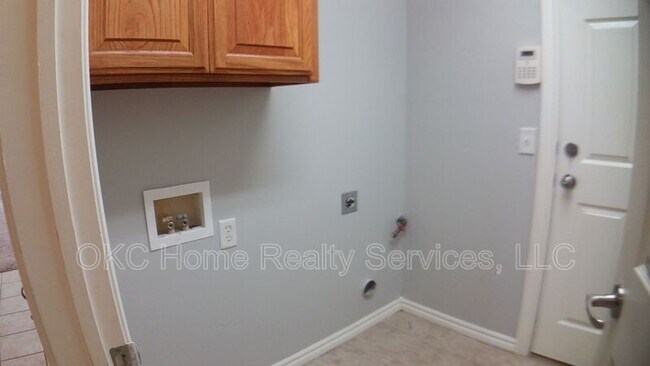 Building Photo - 2521 Thomas Dr