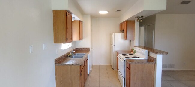 Building Photo - 2609 Schwertner Dr