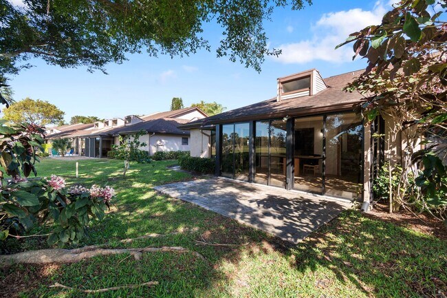 Foto del edificio - 6716 Versailles Ct