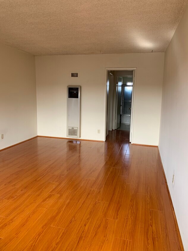 Foto principal - 214 E Chevy Chase Dr