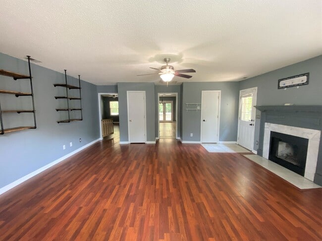 Building Photo - 200 S Creek Dr