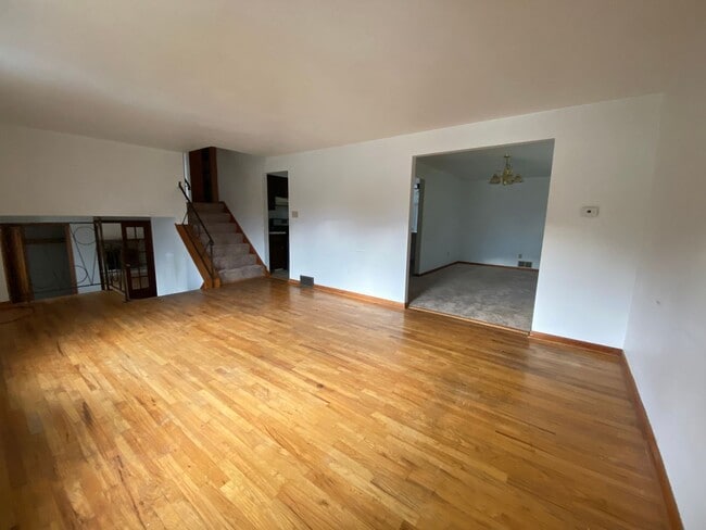 Building Photo - Large 4 Bedroom House, Franklin Regional S...