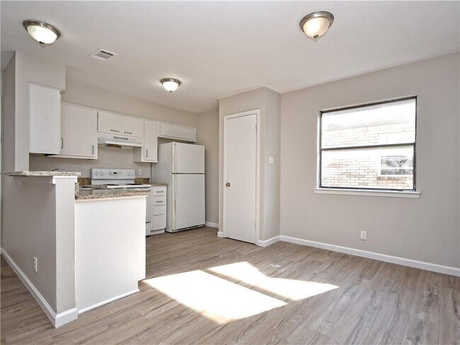 Foto del edificio - 5502 Rose Hill Cir