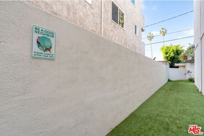 Foto del edificio - 1031 N Crescent Heights Blvd