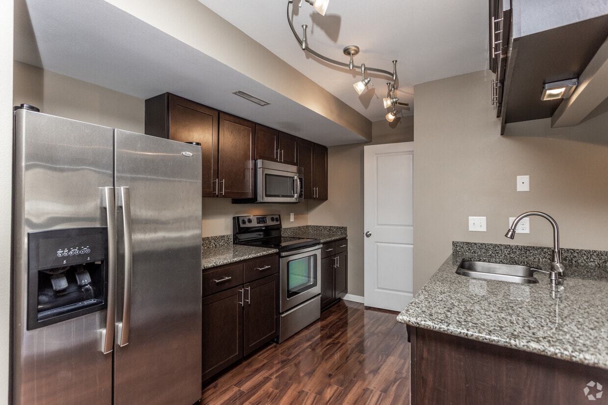 Oakcrest Condominiums Apartments in Iowa City, IA