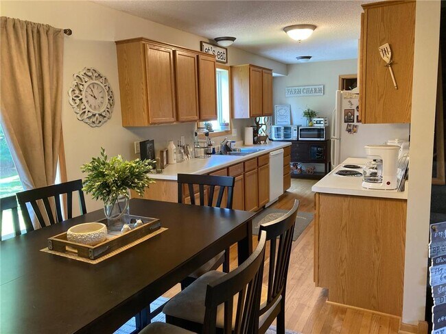 Foto del edificio - 704 Evergreen Cir