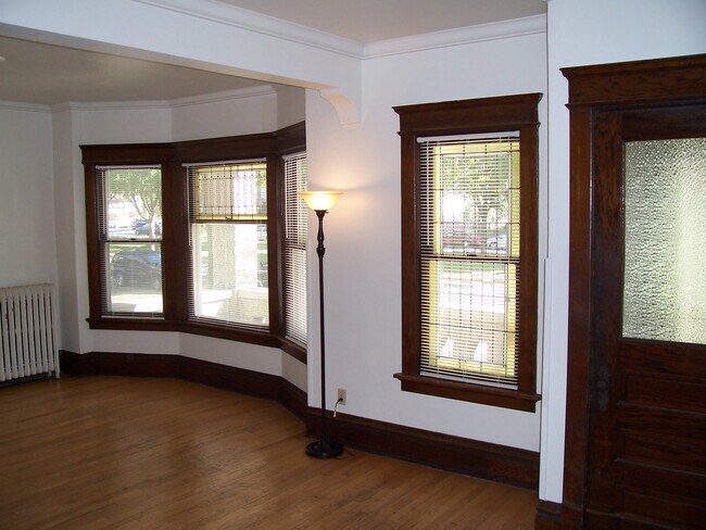 Building Photo - 1902 E Newberry Blvd
