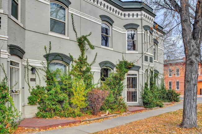 Foto del edificio - Architecturally Stunning Curtis Park Townhome With Historic Charm