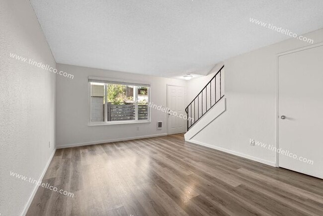Building Photo - Renovated 2 bedroom townhouse in Piedmont