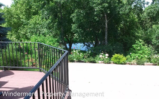 Building Photo - 4 br, 3.5 bath House - 875 SE Sentry Dr.