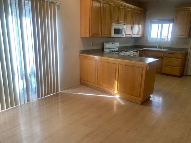 Foto del edificio - Home - 2 bedrooms, 2 baths, 2 car attached...