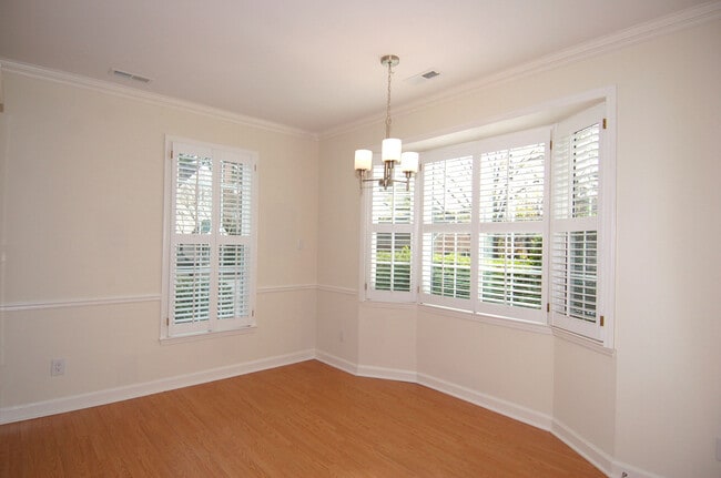 Building Photo - 1651 Village Glenn Dr