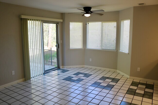 Foto del edificio - Charming 4 Bed Home on Court