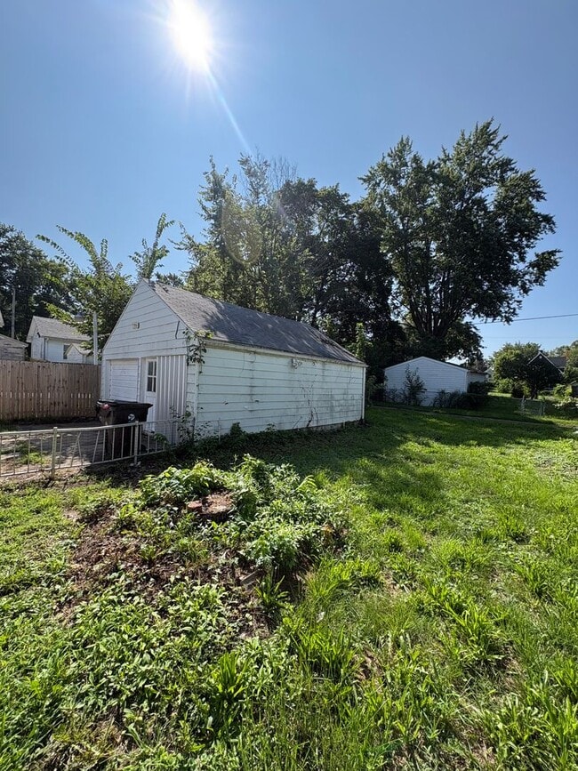 Building Photo - 612 E Gift Ave