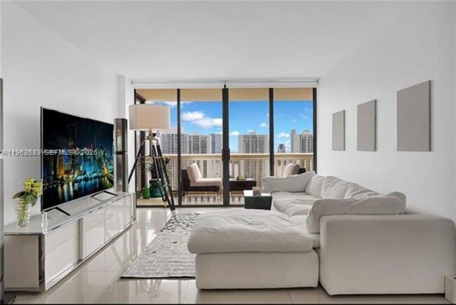 Foto del edificio - 1000 W Island Blvd