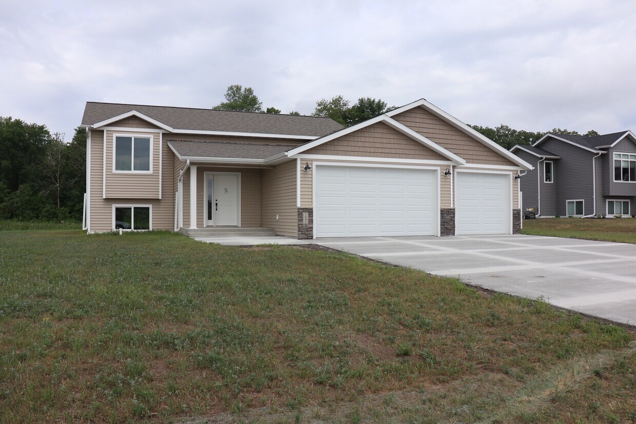 1030 Village Ln, Detroit Lakes, MN 56501 House Rental in Detroit