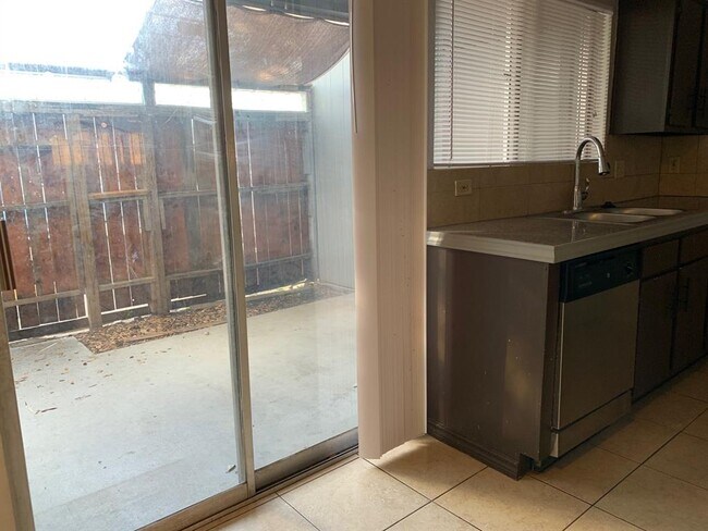 Building Photo - 4450 Sherwood Ln