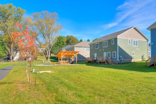 Foto del edificio - Four Bedroom Townhome in Uptown Village